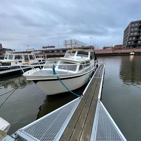 Suesses Motorboot - Bremen Ueberseestadt Екстериор снимка