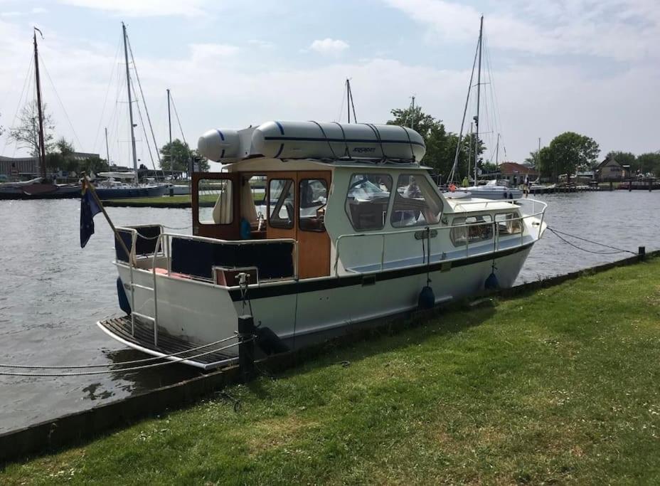 Suesses Motorboot - Bremen Ueberseestadt Екстериор снимка