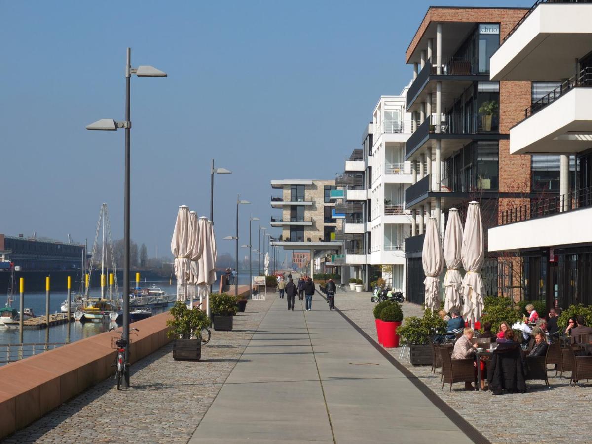 Suesses Motorboot - Bremen Ueberseestadt Екстериор снимка