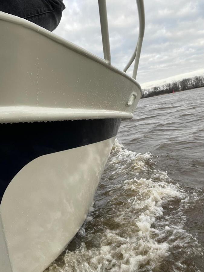Suesses Motorboot - Bremen Ueberseestadt Екстериор снимка