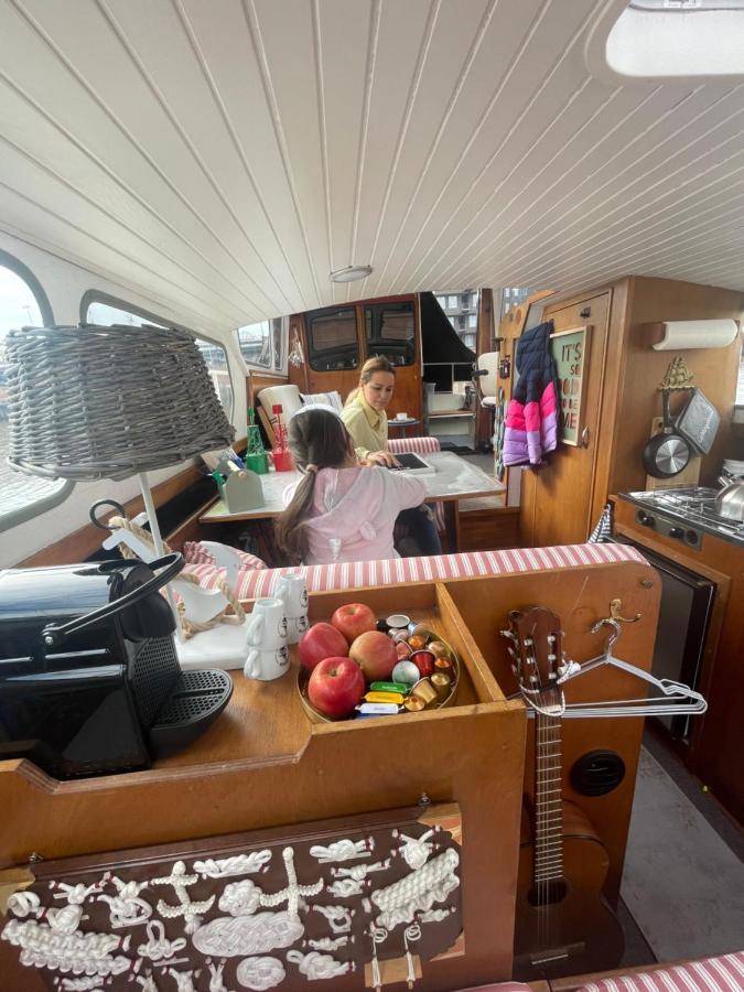 Suesses Motorboot - Bremen Ueberseestadt Екстериор снимка