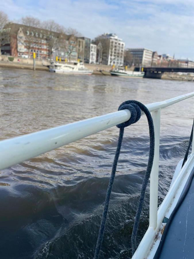Suesses Motorboot - Bremen Ueberseestadt Екстериор снимка